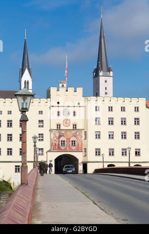 Town Gate a ponte Innbruecke, Wasserburg a. Inn, Alta Baviera, Baviera, Germania Foto Stock