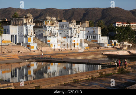 Vista sul ghats verso la città santa di Pushkar, Pushkar, Rajasthan, India Foto Stock