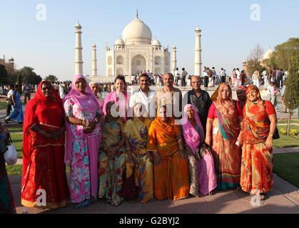 Indian gruppo turistico in posa davanti al Taj Mahal, Agra, Uttar Pradesh, India Foto Stock