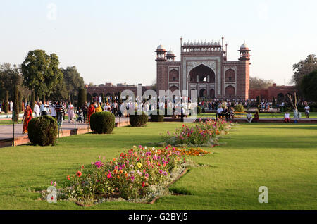 La gente che passa attraverso il cancello di ingresso al Taj Mahal, Agra, Uttar Pradesh, India Foto Stock