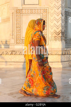 Due donne indiane in sari al Taj Mahal, Agra, Uttar Pradesh, India Foto Stock