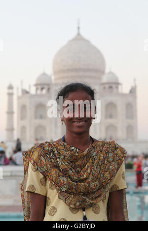 Giovane donna indiana in un sari di fronte al Taj Mahal, Agra, Uttar Pradesh, India Foto Stock