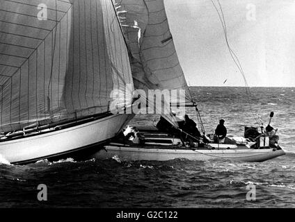 AJAX NEWS FOTO.1973. COWES, Isola di Wight in Inghilterra. - COWES COLLISIONE - vicino a morte MISS - CREWMAN SU GRIFFIN III immersioni per coprire come l incrociatore tedesco JAN POTT giostre fino oltre il GUNWHALE DEL RORC YACHT, lacerazione vele, portare verso il basso il montante. I detriti e armamento intorno GRIFFIN equipaggio stordito. Foto:JONATHAN EASTLAND/AJAX REF:HDD/YAR/Collisione/JAN POTT-GRIFFIN JANPOT COWES73 2 Foto Stock