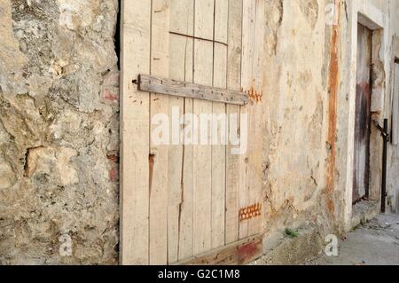 Vecchia casa abbandonata con porte in legno Foto Stock