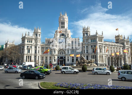 MADRID, Spagna - 30 Marzo 2016: un banner accogliendo i rifugiati pende dal Cibele Palace Madrid municipio della città Foto Stock