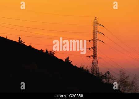 Torre di trasmissione al tramonto Foto Stock