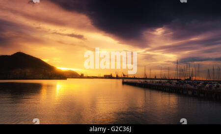 Dalla spiaggia Las Arenas a Getxo al tramonto Foto Stock