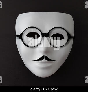Maschera bianca su sfondo nero con il professor occhiali e baffi. Foto Stock