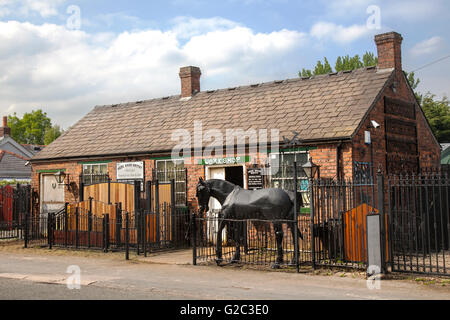Esterno di fabbri shop, Antica fucina nella mera Brow village, Lancashire, Regno Unito. Foto Stock