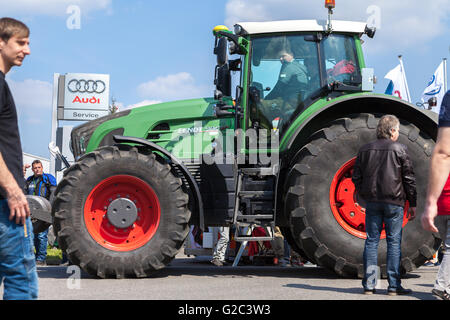 ALTENTREPTOW / Germania - 1 Maggio 2016: tedesco trattore Fendt unità su un oldtimer mostrano in altentreptow, Germania al 1 maggio 2016. Foto Stock