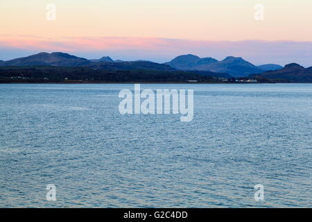 Guardando sulla baia al Moelwyns dal Hafan Y Mor holiday park, Pwllhelli Foto Stock