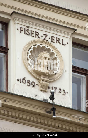 Austrian architetto barocco Johann Bernhard Fischer von Erlach (1656 - 1723). Stucco busto da scultore ceco Bohuslav Schnirch sul Kindluv dum (Kindls's House) a Praga, Repubblica Ceca. Il Kindluv dum (Kindls's House) noto anche come Bondyho dum (Bondy's House) progettata dall architetto Frantisek Kindl in stile neo rinascimentale fu costruito nel 1891-1892 sul crocevia di Na Porici e Tesnov strade in Nove Mesto (Città Nuova). Foto Stock