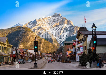 Banff Avenue e la Cascade Mountain, Banff Alberta, Canada Foto Stock