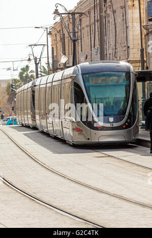 Gerusalemme, Israele - 15 febbraio 2013: persone utilizzando i moderni rapida in tram dal centro città Foto Stock