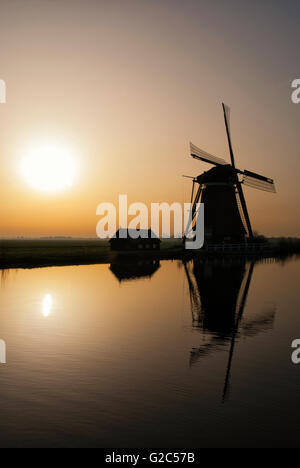 Mulino Achtkante vicino Groot-Ammers nella regione olandese Alblasserwaard in controluce Foto Stock