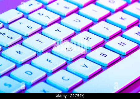 Close-up di tastiera in condizioni di scarsa illuminazione colorata Foto Stock