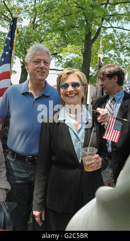 Chappaqua, NY, 28 Maggio: Bill e Hillary Clinton rilassarsi dopo il Memorial Day cerimonie nella loro città natale di Chappaqua, New York. Il candidato presidenziale Hillary Rodham Clinton era un senato degli Stati Uniti al momento (2006) e fu Grand Marshall della sfilata. Foto Stock