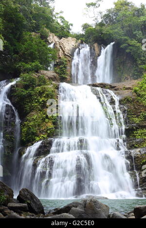 Spettacolare cascata in Costa Rican jungle. Foto Stock