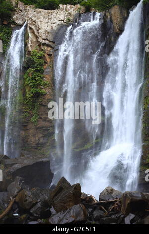 Spettacolare cascata in Costa Rican jungle. Foto Stock