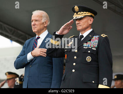 U.S Vice presidente Joe Biden stand con il Soprintendente Lt. Gen. Robert L. Caslen, Jr. durante la cerimonia di inizio al militare di West Point Academy presso Michie Stadium il 21 maggio 2016 a West Point, NY. Vice presidente Joe Biden era l'inizio dell'altoparlante. Foto Stock