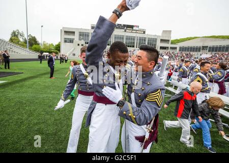 Lacrime rigano il volto di West Point Cadet Alix Idrache come egli è abbracciato dai suoi amici durante il 2016 inizio cerimonia al militare di West Point Academy 21 Maggio 2016 a West Point, NY. Idrache emigrò negli Stati Uniti da Haiti, ha guadagnato la sua cittadinanza e servito per due anni come un soldato arruolato con il Maryland esercito Guardia Nazionale prima di lavorare il suo modo attraverso la prestigiosa scuola militare. Foto Stock