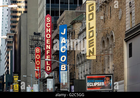 Theatre Marquee lungo lungo la West 45th Street nella zona di Broadway di Midtown Manhattan a New York City Foto Stock