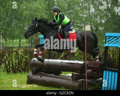 Cavaliere a cavallo salta un acqua durante una tre giorni di gestione degli eventi Foto Stock