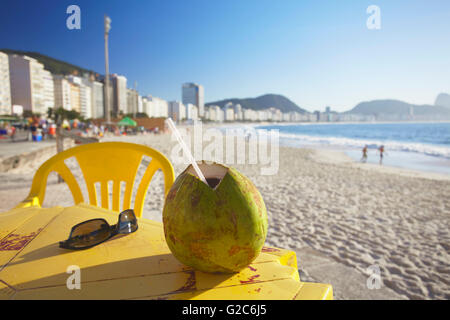 Cocco fresco a beachside cafe, Copacabana, Rio de Janeiro, Brasile Foto Stock