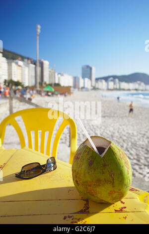 Cocco fresco a beachside cafe, Copacabana, Rio de Janeiro, Brasile Foto Stock