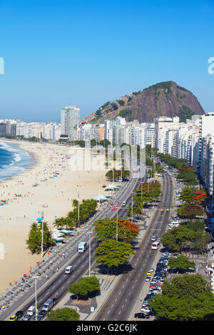Vista della spiaggia di Copacabana e Avenida Atlantica, Copacabana, Rio de Janeiro, Brasile Foto Stock