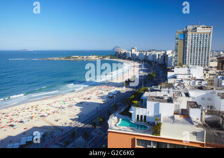 Vista della spiaggia di Copacabana e Avenida Atlantica, Rio de Janeiro, Brasile Foto Stock