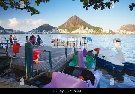 Pedalò a Lagoa Rodrigo de Freitas, Rio de Janeiro, Brasile Foto Stock