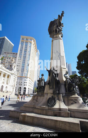 Monumento in Praca Floriano (Floriano piazza), centro di Rio de Janeiro, Brasile Foto Stock