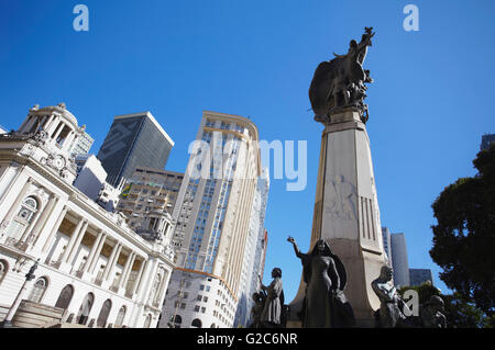 Monumento in Praca Floriano (Floriano piazza), centro di Rio de Janeiro, Brasile Foto Stock