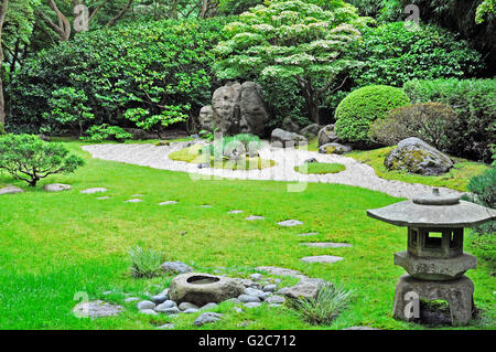 Giardino di ghiaia e siepi tagliate in Giardini Giapponesi, San Francisco, California, Stati Uniti d'America. Foto Stock