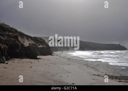 Quasi deserta spiaggia un giorno di tempesta a Praa Sands, Cornwall, Regno Unito. Foto Stock