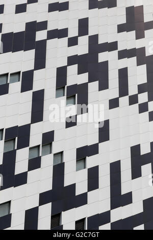 Lato dell'edificio con un bianco e nero per il colore di background di design. Foto Stock