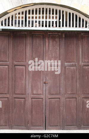 Vintage vecchia porta di legno e sono state alterate in Thailandia comunità. Foto Stock