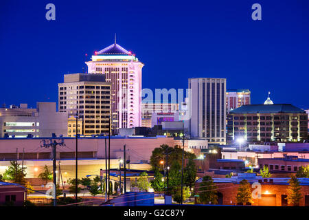 Montgomery, Alabama, Stati Uniti d'America skyline del centro di notte. Foto Stock