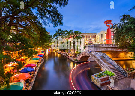 San Antonio, Texas, Stati Uniti d'America cityscape presso il fiume a piedi. Foto Stock