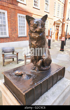 Statua di Hodge ha un gatto che apparteneva al Dottor Samuel Johnson Gough Square London REGNO UNITO Foto Stock