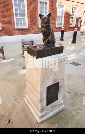 Statua di Hodge ha un gatto che apparteneva al Dottor Samuel Johnson Gough Square London REGNO UNITO Foto Stock