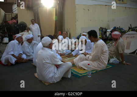 Gruppo di uomini musulmani GIOCA Domino in Al Balad, la vecchia sezione di Jeddah, Arabia Saudita Foto Stock