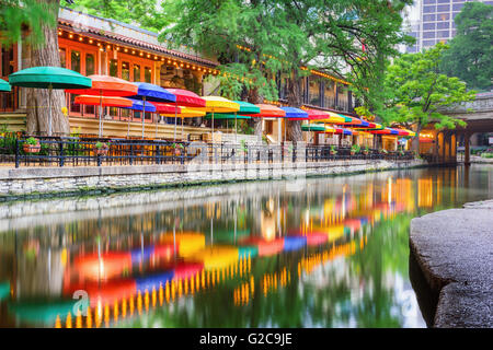 San Antonio, Texas, Stati Uniti d'America cityscape presso il fiume a piedi. Foto Stock