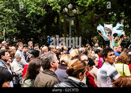 Folla partecipare alla processione del Corpus Domini. Florianopolis, Santa Catarina, Brasile. Foto Stock