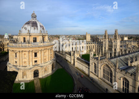 Radcliffe Camera & guglie e tetti di tutte le anime College Oxford University in Inghilterra Foto Stock