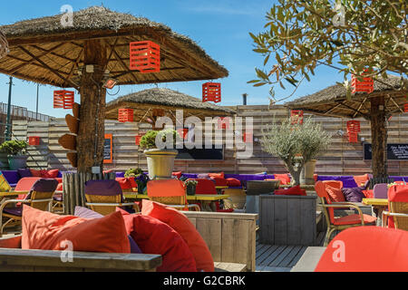 Scheveningen, Paesi Bassi,terrazza di un beachclub sul viale di Scheveningen. Foto Stock