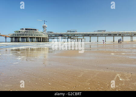 Vista dalla spiaggia al molo con il bungee jumping in Scheveningen, Paesi Bassi. Foto Stock