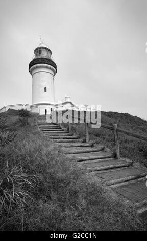 Le scale conducono fino a un faro sulla cima di una collina. Foto Stock