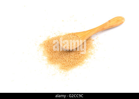 Zucchero di canna in un cucchiaio di legno su sfondo bianco Foto Stock